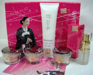 Bộ mỹ phẩm TheFaceShop đỏ 5.1